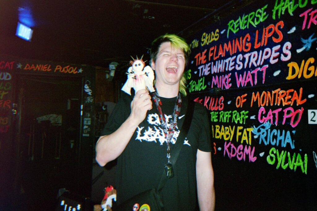 LEE JENNINGS SONRIENDO